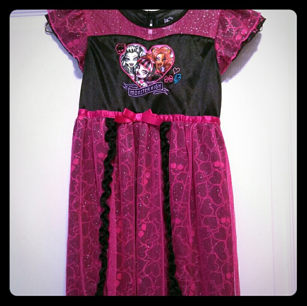 Sold Girls Georgeous MONSTER HIGH nightgown.